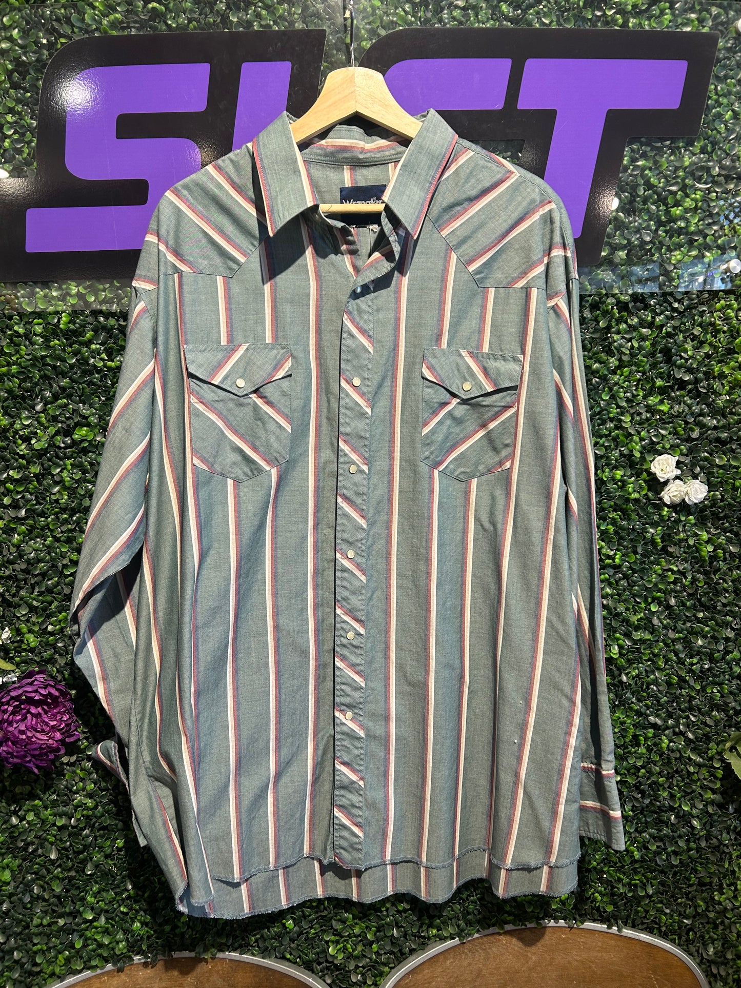Vintage Wrangler Pearl-Snap Button-Up Shirt. Size XXL