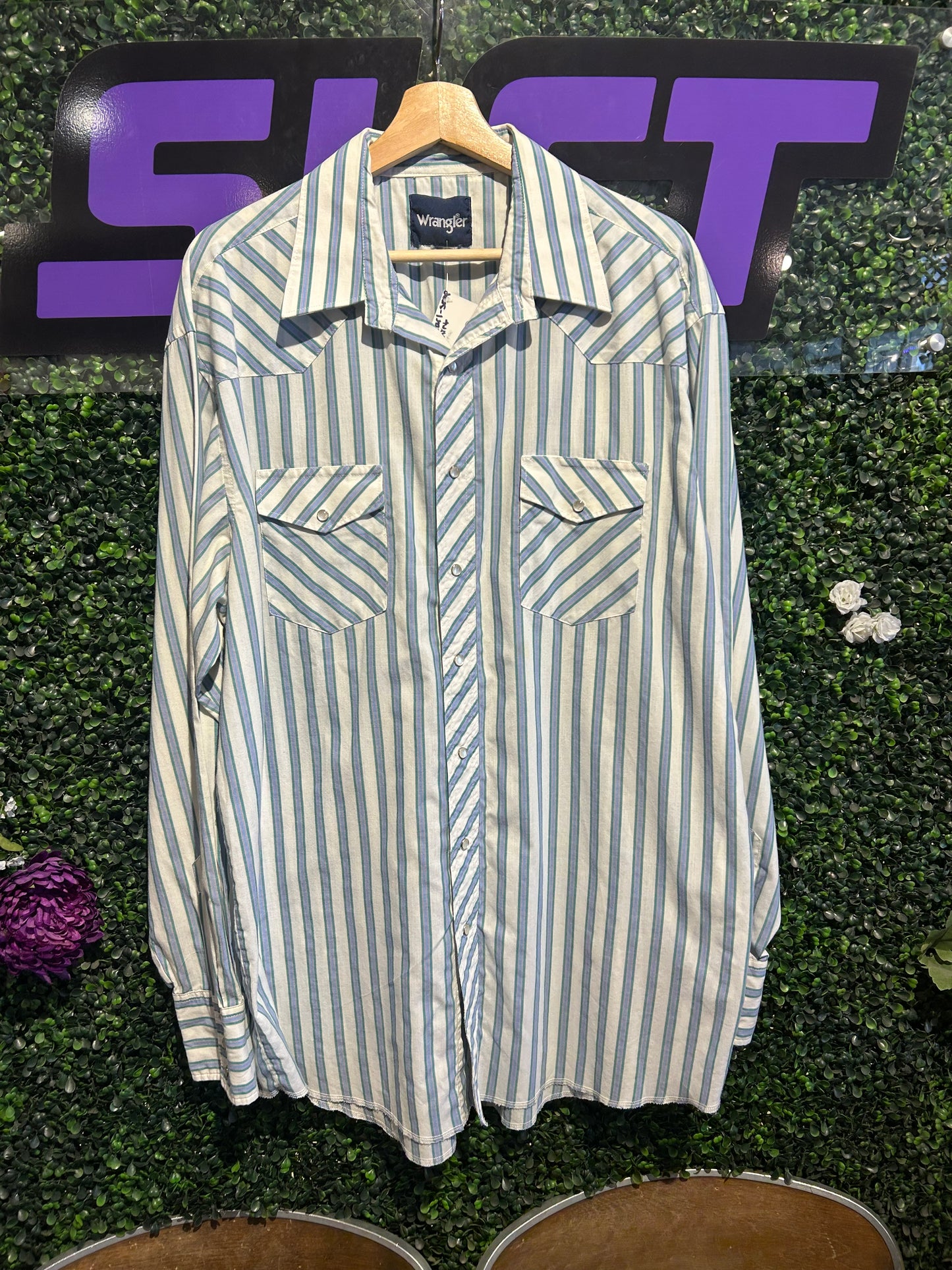 Vintage Wrangler Pearl-Snap Button-Up Shirt. Size XL