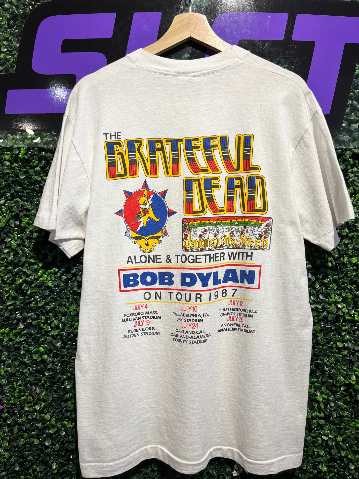 1987 Grateful Dead Bob Dylan Tour T-Shirt. Size Large