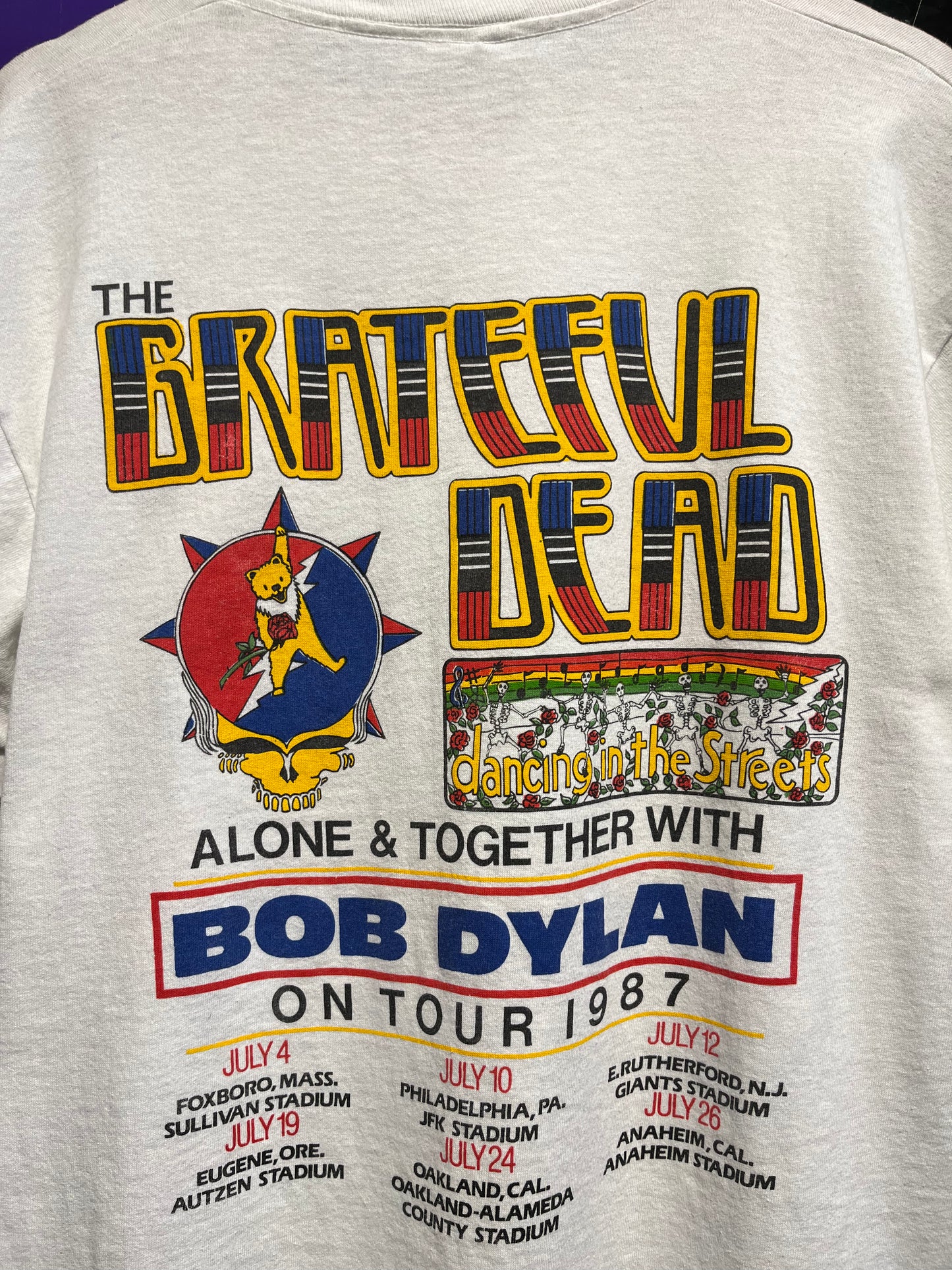 1987 Grateful Dead Bob Dylan Tour T-Shirt. Size Large
