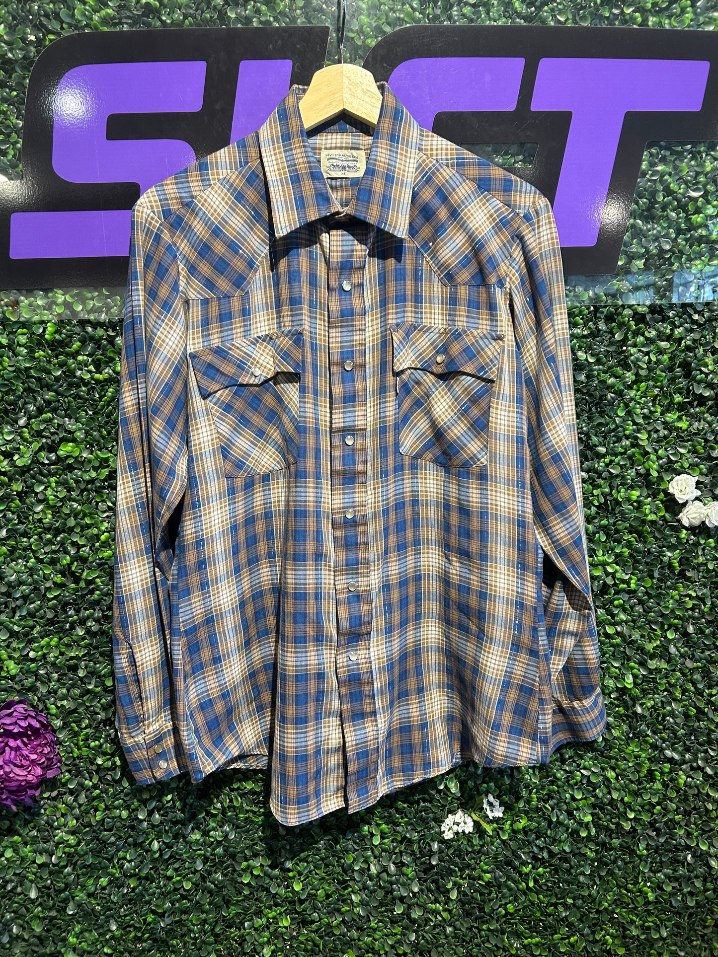 80s Levi’s Pearl-Snap Button-Up Flannel Shirt. Size Medium