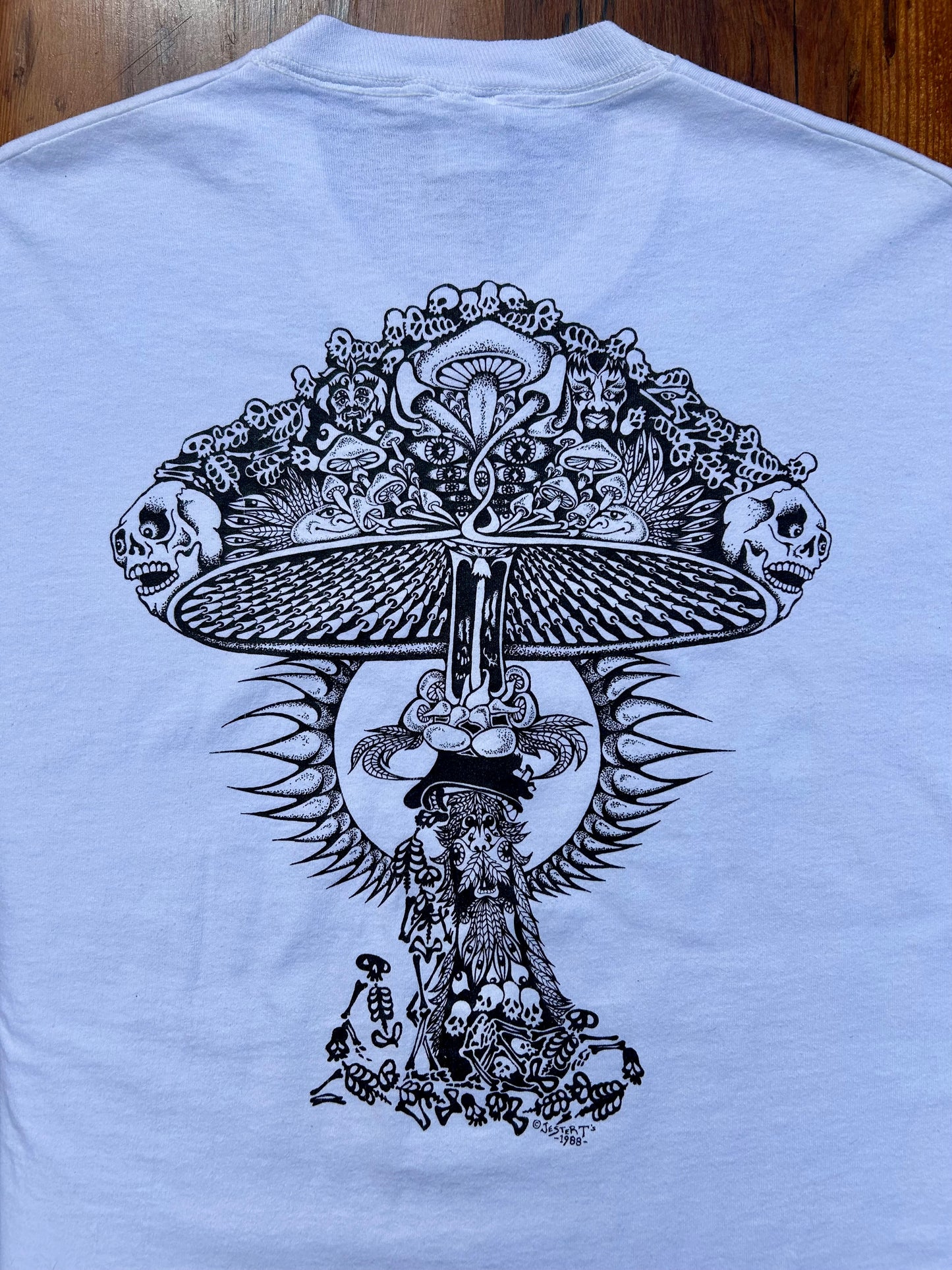 1988 Grateful Dead Mushroom Art T-Shirt. Size L/XL